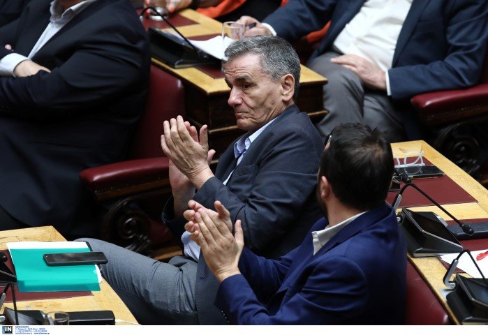 Ευκλείδης Τσακαλώτος και Νίκος Παππάς χειροκροτούν τον Σωκράτη Φάμελλο / Φωτογραφία: Intimenews/ΠΕΡΙΣΤΕΡΗΣ ΔΗΜΗΤΡΗΣ