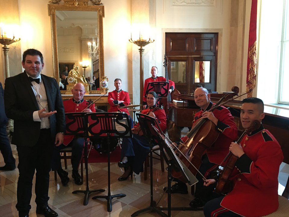 Ο Θανάσης Σικοβάρης και η ορχήστρα που διηύθυνε στον Λευκό Οίκο