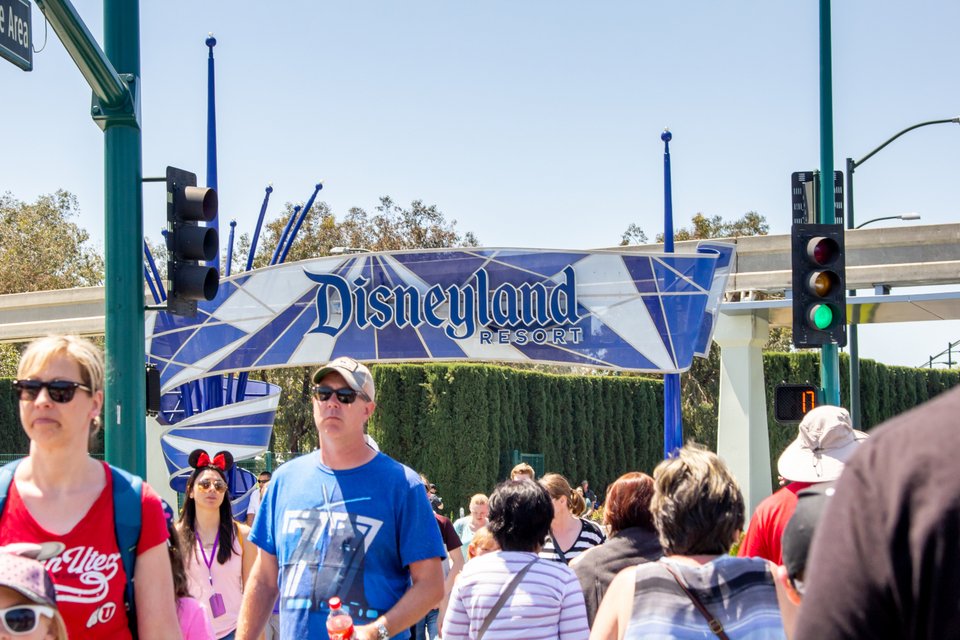 Τουρίστες στο θεματικό πάρκο της Disneyland