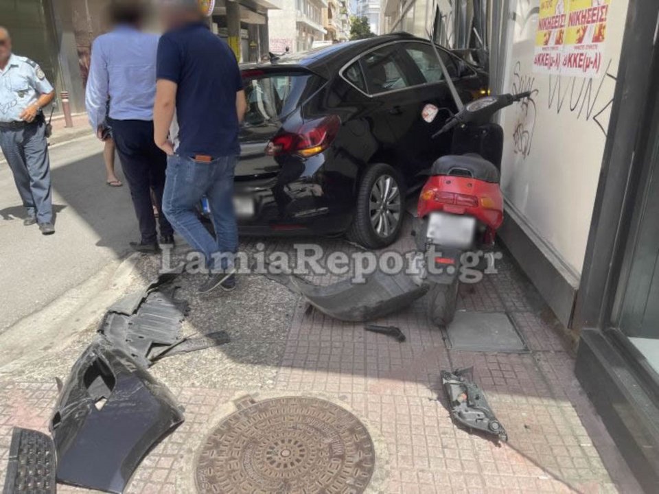 Το αυτοκίνητο που κατέληξε μέσα σε βιτρίνα πολυκαταστήματος