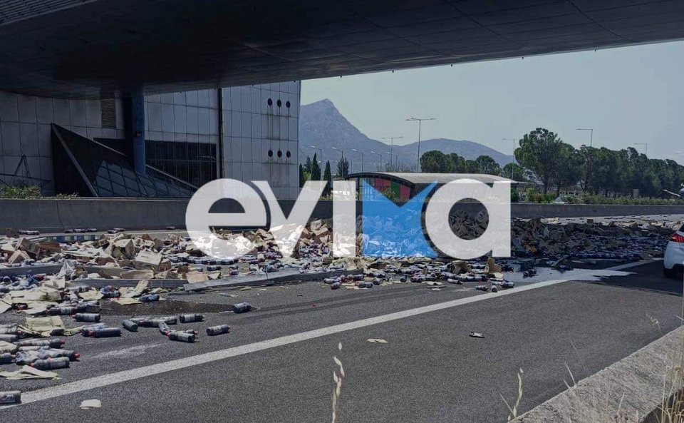 Γέμισε χλωρίνες ο δρόμος μετά από τροχαίο με νταλίκες στην Ε.Ο. Αθηνών-Λαμίας