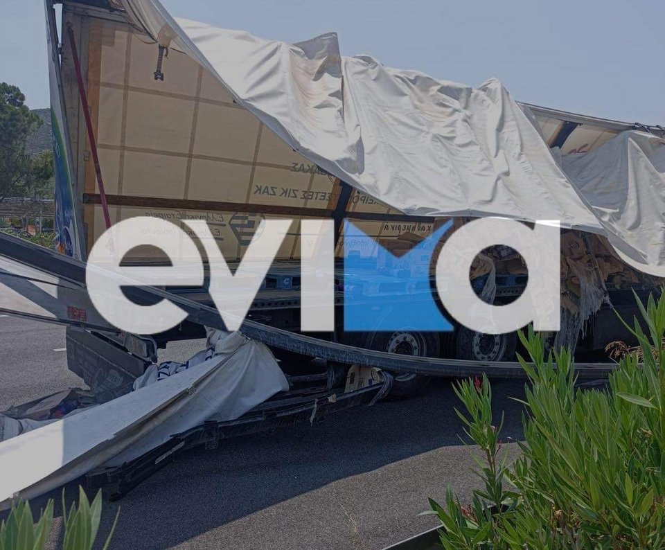 Γέμισε χλωρίνες ο δρόμος μετά από τροχαίο με νταλίκες στην Ε.Ο. Αθηνών-Λαμίας