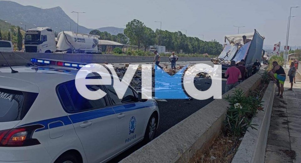 Γέμισε χλωρίνες ο δρόμος μετά από τροχαίο με νταλίκες στην Ε.Ο. Αθηνών-Λαμίας