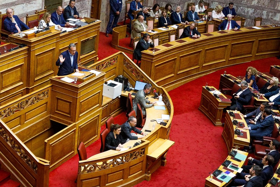 Οταν στο βήμα του ομιλητή ανέβηκε ο Σωκράτης Φάμελλος στα βουλευτικά έδρανα του ΣΥΡΙΖΑ εμφανίστηκε ο Αλέξης Τσίπρας.