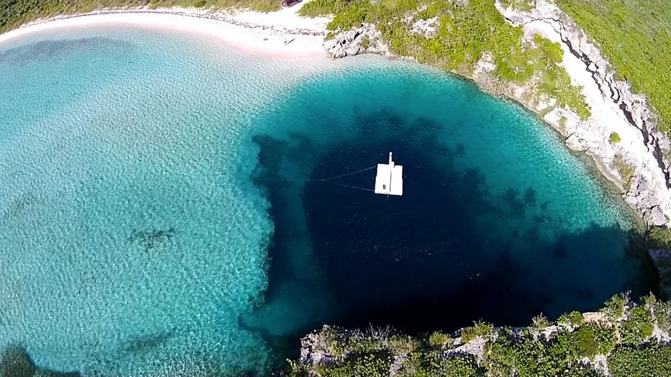 Οι αγώνες Vertical Blue γίνονται στο δεύτερο βαθύτερο θαλάσσιο σπήλαιο στον κόσμο, το Dean's Blue Hole στις Μπαχάμες 