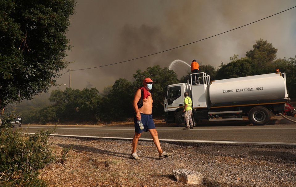 Συνεργείο του Δήμου Ελευσίνας ρίχνει νερό