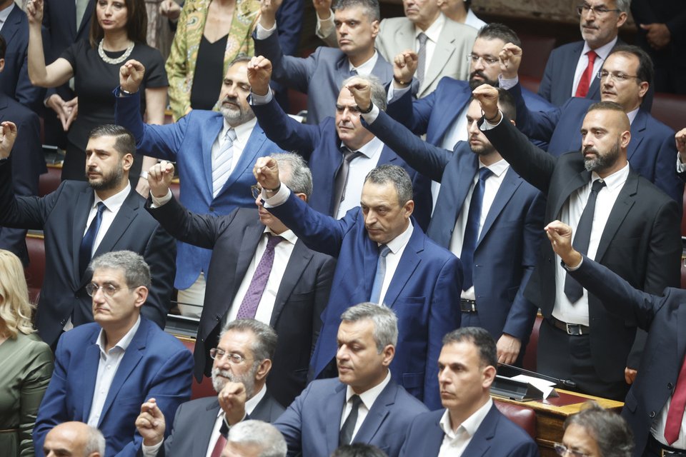 Στα έδρανα πάνω από τους βουλευτές του ΣΥΡΙΖΑ έχει τοποθετηθεί η ΚΟ των Σπαρτιατών