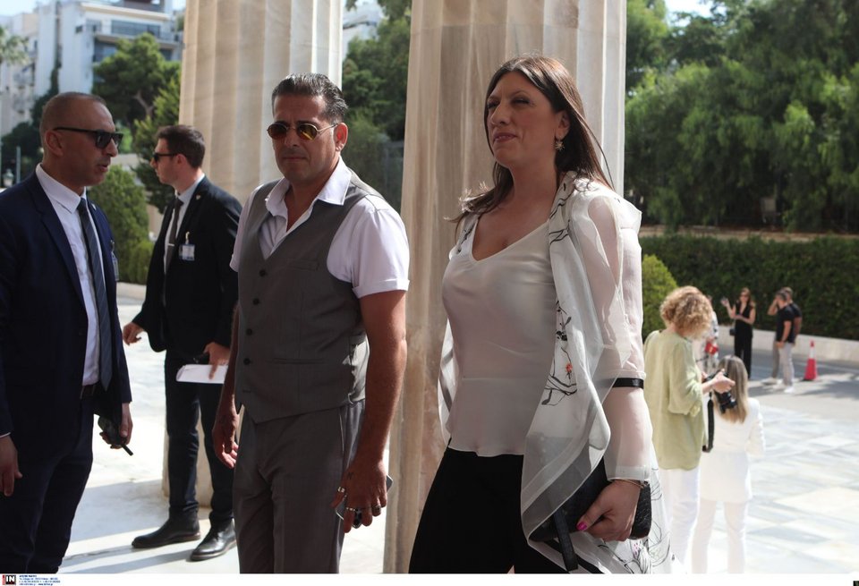 Η Ζωή Κωνσταντοπούλου προσήλθε στη Βουλή με τον σύντροφό της, επίσης βουλευτή, Διαμαντή Καραναστάση