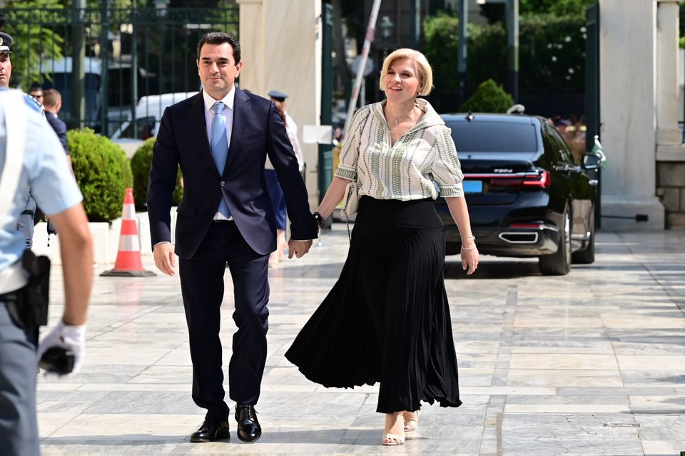 O Kώστας Σκρέκας με την σύζυγό του