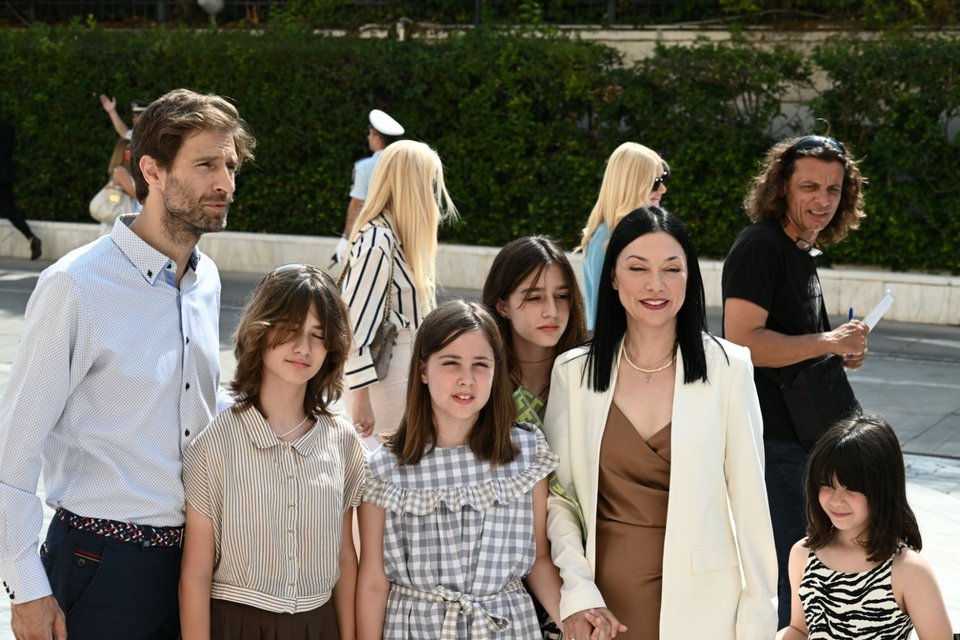 Η βουλευτής του ΠΑΣΟΚ Νάντια Γιαννακοπούλου με τον σύζυγό της Μάξιμο Μουμούρη και τα τέσσερα παιδιά τους