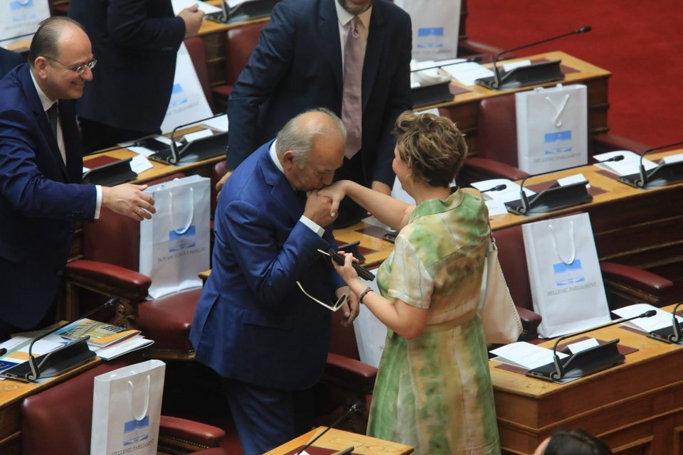 Το χειροφίλημα στην Ολγα Γεροβασίλη από τον βουλευτή της ΝΔ Διονύση Χατζηδάκη