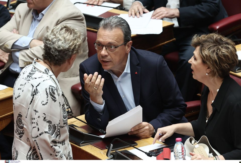 Συζήτηση στα έδρανα του ΣΥΡΙΖΑ ανάμεσα σε Έλενα Ακρίτα, Σωκράτη Φάμελλο και Όλγα Γεροβασίλη