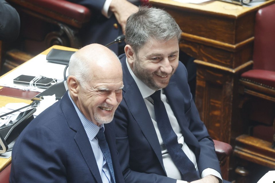 Χαμογελαστοί οι Γιώργος Παπανδρέου και Νίκος Ανδρουλάκης στα έδρανα του ΠΑΣΟΚ