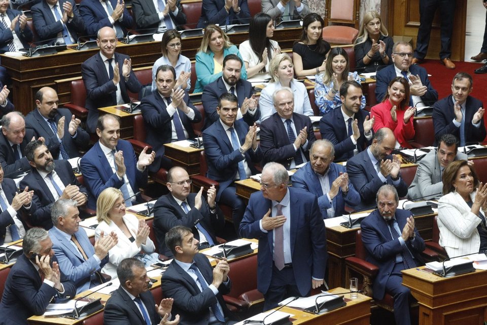 Ο Κωνσταντίνος Τασούλας χειροκροτείται από τους βουλευτές της ΝΔ