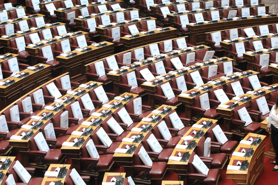 Οι τσάντες με τα αναμνηστικά είχαν τοποθετηθεί στα βουλευτικά έδρανα 