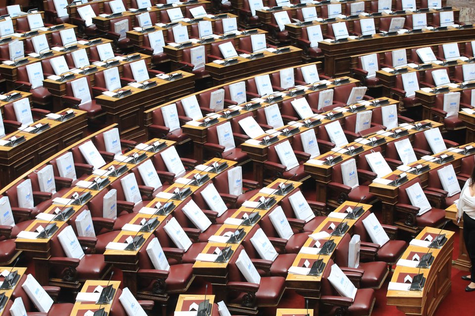 Οι τσάντες με τα αναμνηστικά είχαν τοποθετηθεί στα βουλευτικά έδρανα
