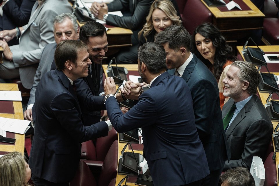 Χαμόγελα και hi five στην ΚΟ του ΠΑΣΟΚ