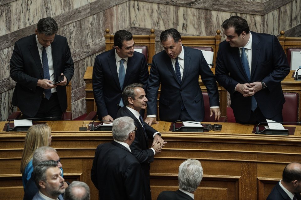 Ο Κυριάκος Μητσοτάκης συνομιλεί με τους υπουργούς Θοδωρή Σκυλακάκη, Κώστα Σκρέκα, Αδωνι Γεωργιάδη, Κυριάκο Πιερρακάκη