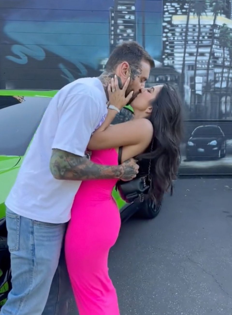 Youtuber χάρισε Lamborghini στην σύζυγό του για να γιορτάσουν... ότι γύρισε πορνό με άλλον άνδρα
