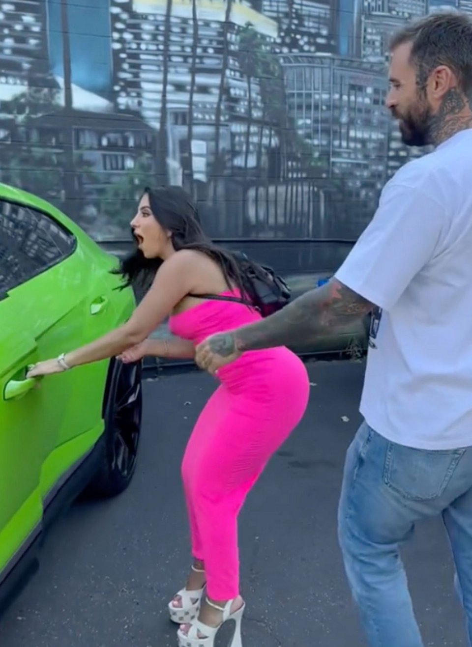 Youtuber χάρισε Lamborghini στην σύζυγό του για να γιορτάσουν... ότι γύρισε πορνό με άλλον άνδρα