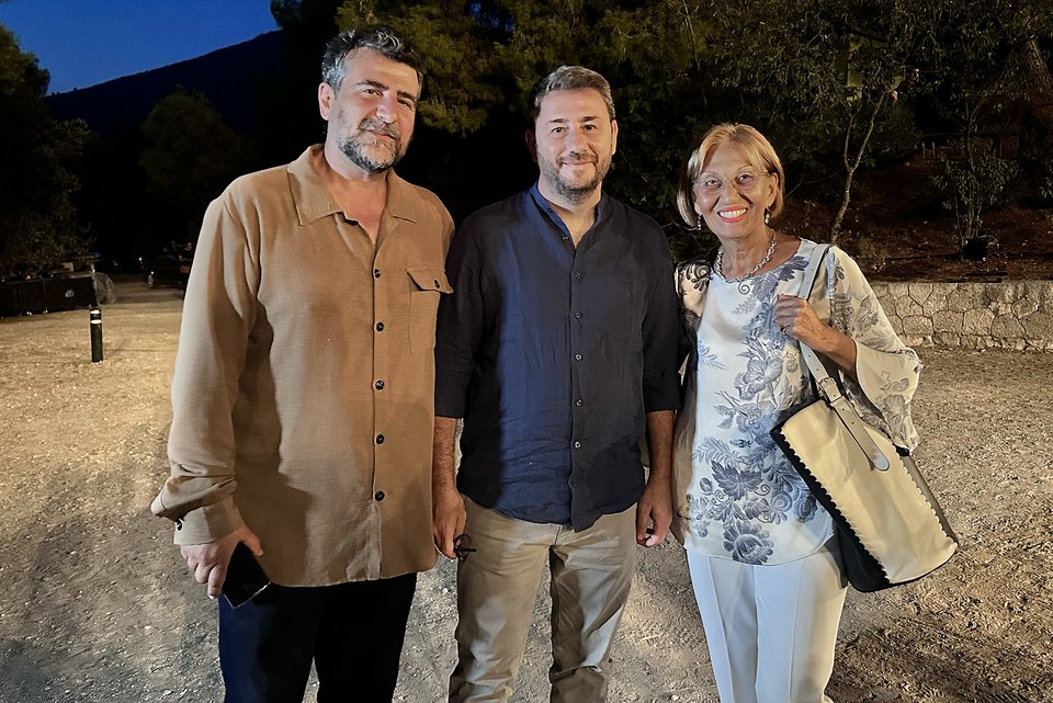 Αστέριος Πελτέκης (Kαλλιτεχνικός Διευθυντής του ΚΘΒΕ) - Νίκος Ανδρουλάκης (Πρόεδρος ΠΑΣΟΚ- Κινήματος Αλλαγής) -Γιαννούλα Καρύμπαλη-Τσίπτσιου (Πρόεδρος ΔΣ του ΚΘΒΕ)