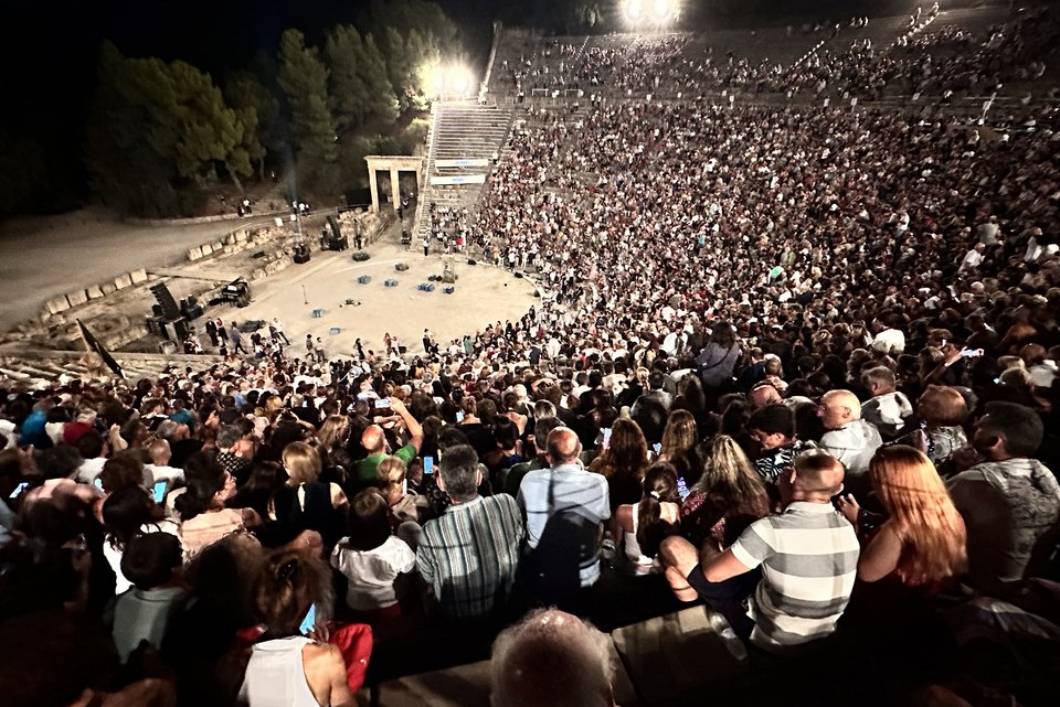 Θέατρο Αρχαίου Επιδαύρου στην παράσταση «Tρωάδες» του Ευριπίδη την Παρασκευή 18/08.