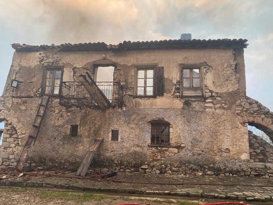 κατέκαψε τη στέγη του εγκαταλελειμμένου κελιού του μοναχού Ιωάσαφ