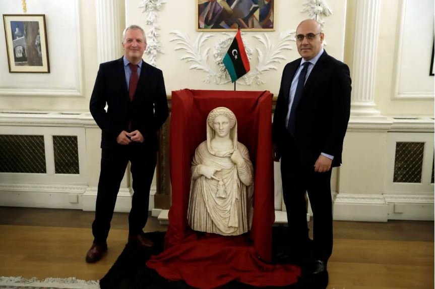  O Peter John Higgs αριστερά με τον Mohamed Elkoni κατά την επιστροφή γλυπτού στη Λιβύη. 