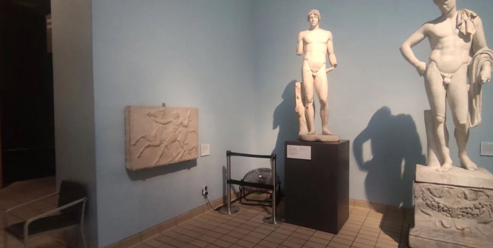 Νοέμβριος του 2021. Ανεμιστήρες στο πάτωμα δίπλα στην είσοδο της αίθουσας με τα Γλυπτά του Παρθενώνα / iefimerida