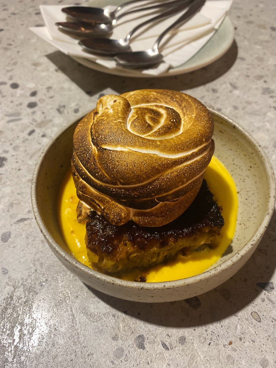 Το υπέροχο επιδόρπιο: παραδοσιακή πορτοκαλόπιτα με καμένη μαρέγκα, σορμπέ μανταρίνι, πορτοκάλι και μοσχολέμονο.  