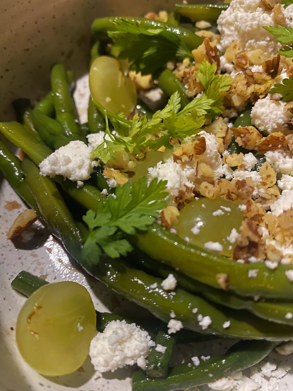 H θεϊκή σαλάτα με αμπελοφάσουλα, σοφρίτο αμυγδάλου, σταφύλι και ξινομυζήθρα. 