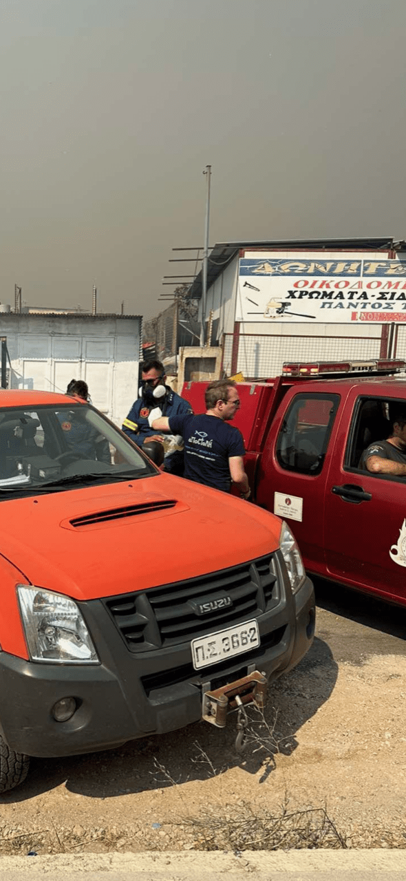 Μοιράζονται ισοτονικά και μπάρες ενέργειας σε αστυνομικούς, πυροσβέστες και εθελοντές στον αγώνα για την κατάσβεση των πύρινων μετώπων