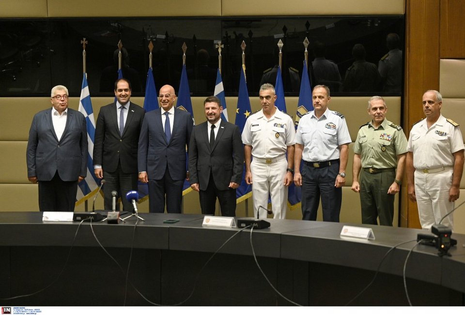 Συγκίνηση στην τελετή αποχώρησης του Χαρδαλιά από το υπ. Εθνικής Αμυνας
