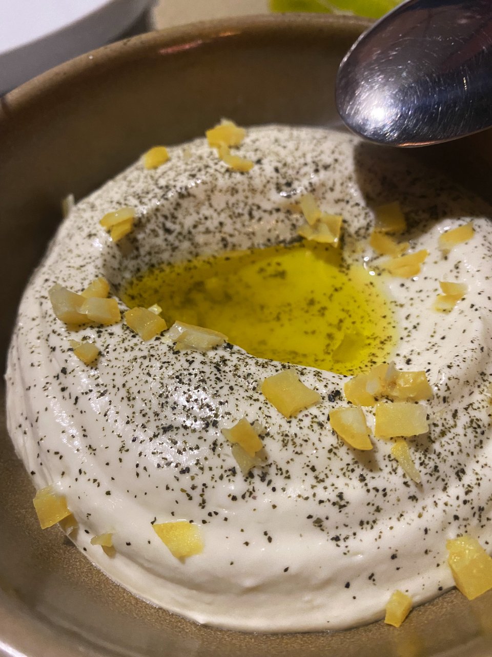 Ταμαμοσαλάτα με αλατισμένο λεμόνι και φύκια.