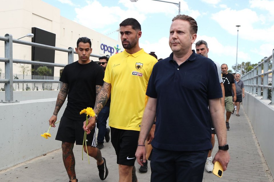 Αντιπροσωπεία της ΑΕΚ άφησε λουλούδια στο σημείο όπου δολοφονήθηκε ο 29χρονος Μιχάλης Κατσουρής / Φωτογραφία: Eurokinissi / Στέλιος Στεφάνου