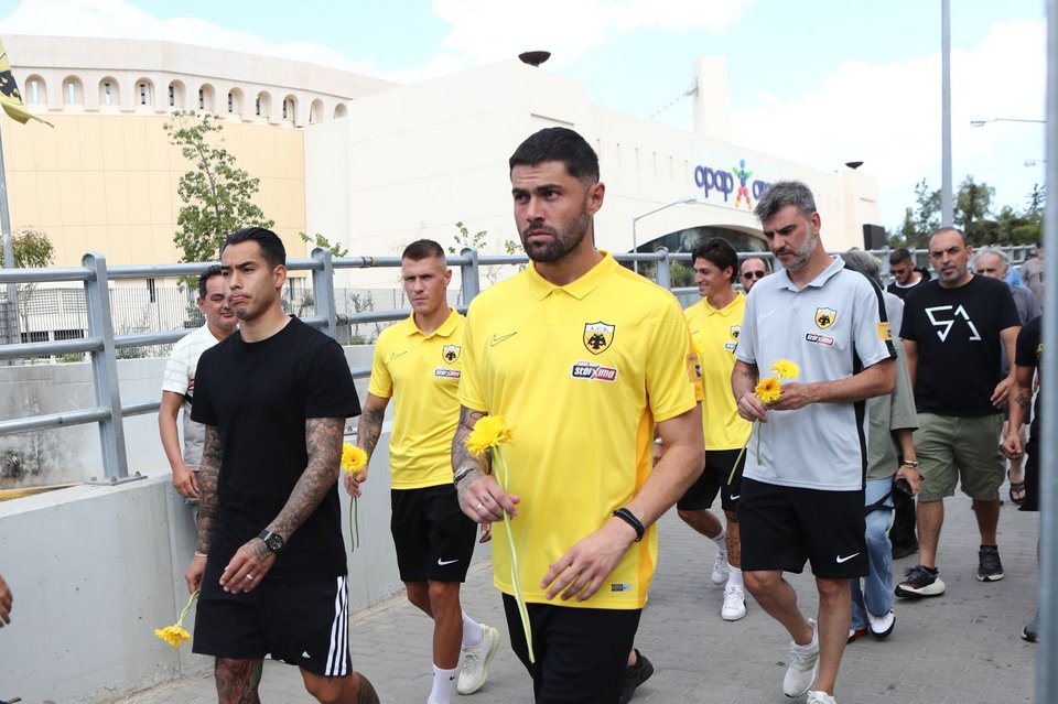 Αντιπροσωπεία της ΑΕΚ άφησε λουλούδια στο σημείο όπου δολοφονήθηκε ο 29χρονος Μιχάλης Κατσουρής / Φωτογραφία: Eurokinissi / Στέλιος Στεφάνου