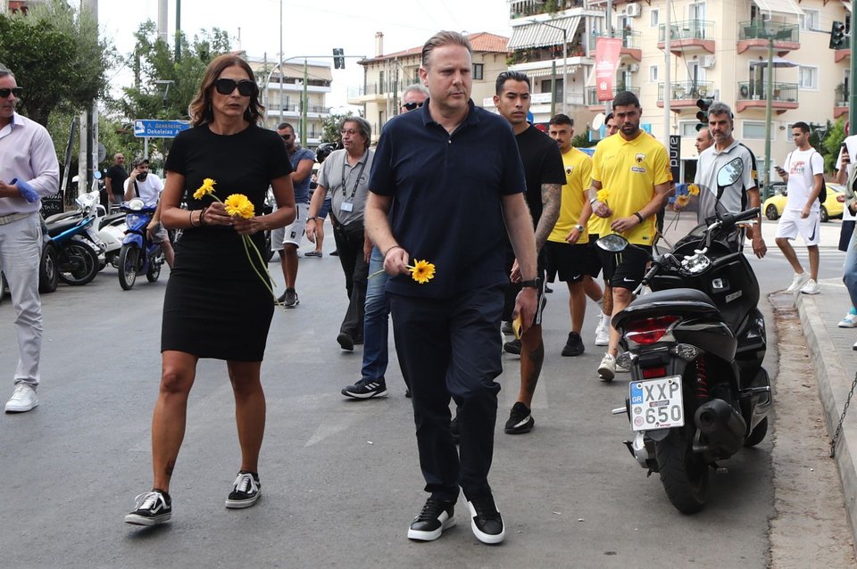 Αντιπροσωπεία της ΑΕΚ άφησε λουλούδια στο σημείο όπου δολοφονήθηκε ο 29χρονος Μιχάλης Κατσουρής / Φωτογραφία: Eurokinissi / Στέλιος Στεφάνου