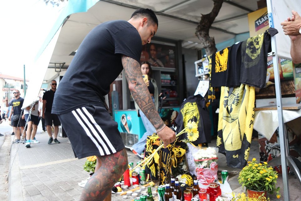 Αντιπροσωπεία της ΑΕΚ άφησε λουλούδια στο σημείο όπου δολοφονήθηκε ο 29χρονος Μιχάλης Κατσουρής / Φωτογραφία: Eurokinissi / Στέλιος Στεφάνου