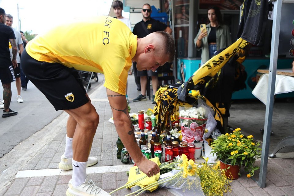Αντιπροσωπεία της ΑΕΚ άφησε λουλούδια στο σημείο όπου δολοφονήθηκε ο 29χρονος Μιχάλης Κατσουρής / Φωτογραφία: Eurokinissi / Στέλιος Στεφάνου