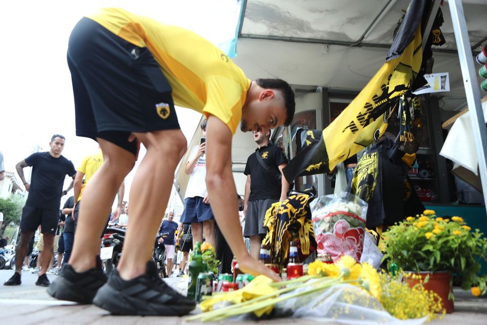 Αντιπροσωπεία της ΑΕΚ άφησε λουλούδια στο σημείο όπου δολοφονήθηκε ο 29χρονος Μιχάλης Κατσουρής / Φωτογραφία: Eurokinissi / Στέλιος Στεφάνου