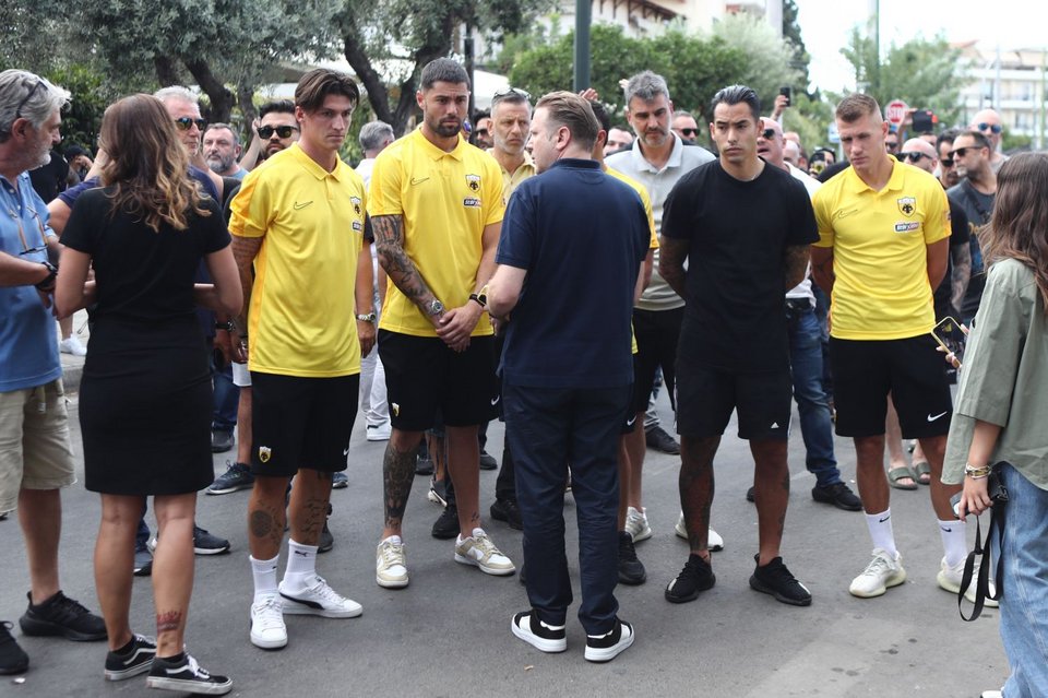 Αντιπροσωπεία της ΑΕΚ άφησε λουλούδια στο σημείο όπου δολοφονήθηκε ο 29χρονος Μιχάλης Κατσουρής / Φωτογραφία: Eurokinissi / Στέλιος Στεφάνου