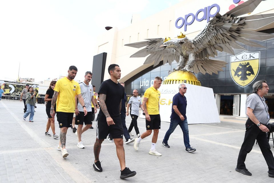 Αντιπροσωπεία της ΑΕΚ άφησε λουλούδια στο σημείο όπου δολοφονήθηκε ο 29χρονος Μιχάλης Κατσουρής / Φωτογραφία: Eurokinissi / Στέλιος Στεφάνου