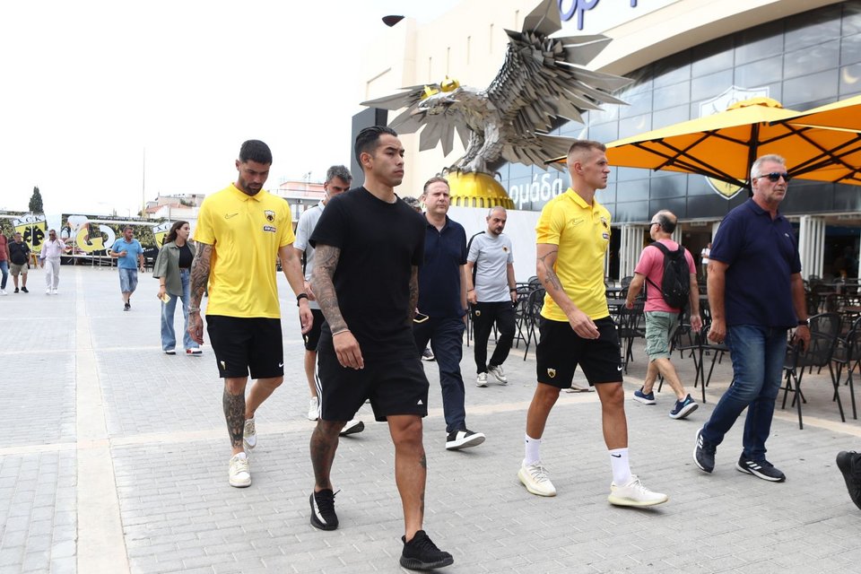 Αντιπροσωπεία της ΑΕΚ άφησε λουλούδια στο σημείο όπου δολοφονήθηκε ο 29χρονος Μιχάλης Κατσουρής / Φωτογραφία: Eurokinissi / Στέλιος Στεφάνου