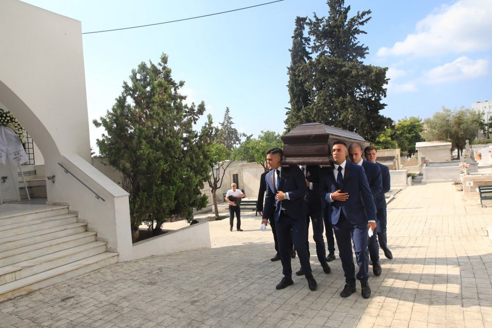 Aπό το νεκροτεφείο Παλαιού Φαλήρου η κηδεία