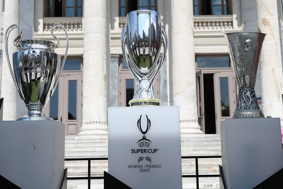 Τα τρία τρόπαια της UEFA μπροστά από το Δημοτικό Θέατρο Πειραιά / Φωτογραφία: Eurokinissi / Στέλιος Στεφάνου