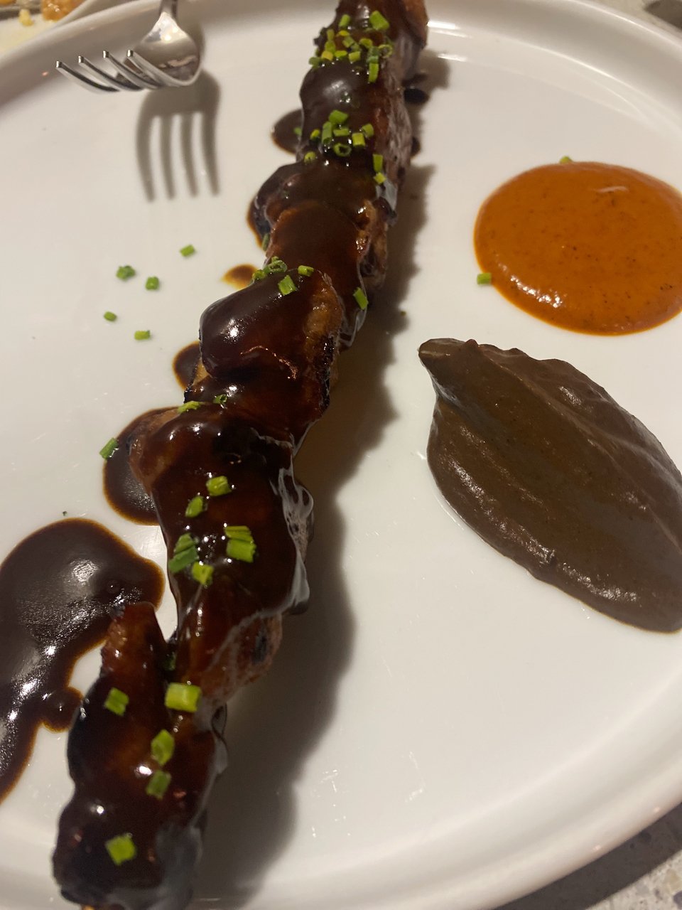 Χοιρινό σουβλάκι με πουρέ ψητής μελιτζάνας. 