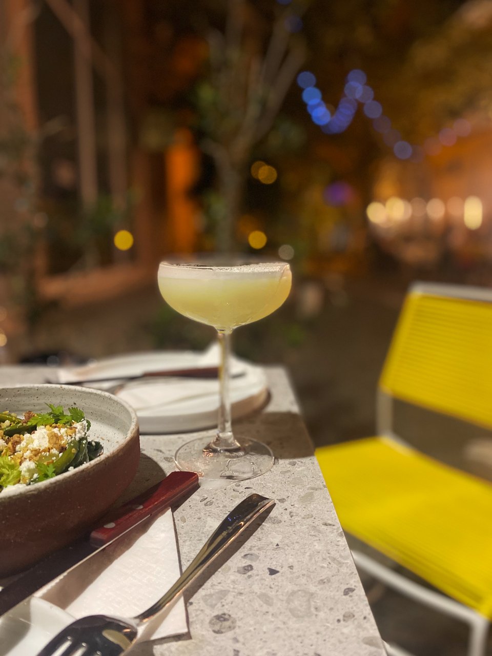 Κοκτέιλ και αμπελοφάσουλα σε ένα μοντέρνο γαστροκουτούκι με ωραία ελληνικά πιάτα σε γκουρμέ εκδοχές. 