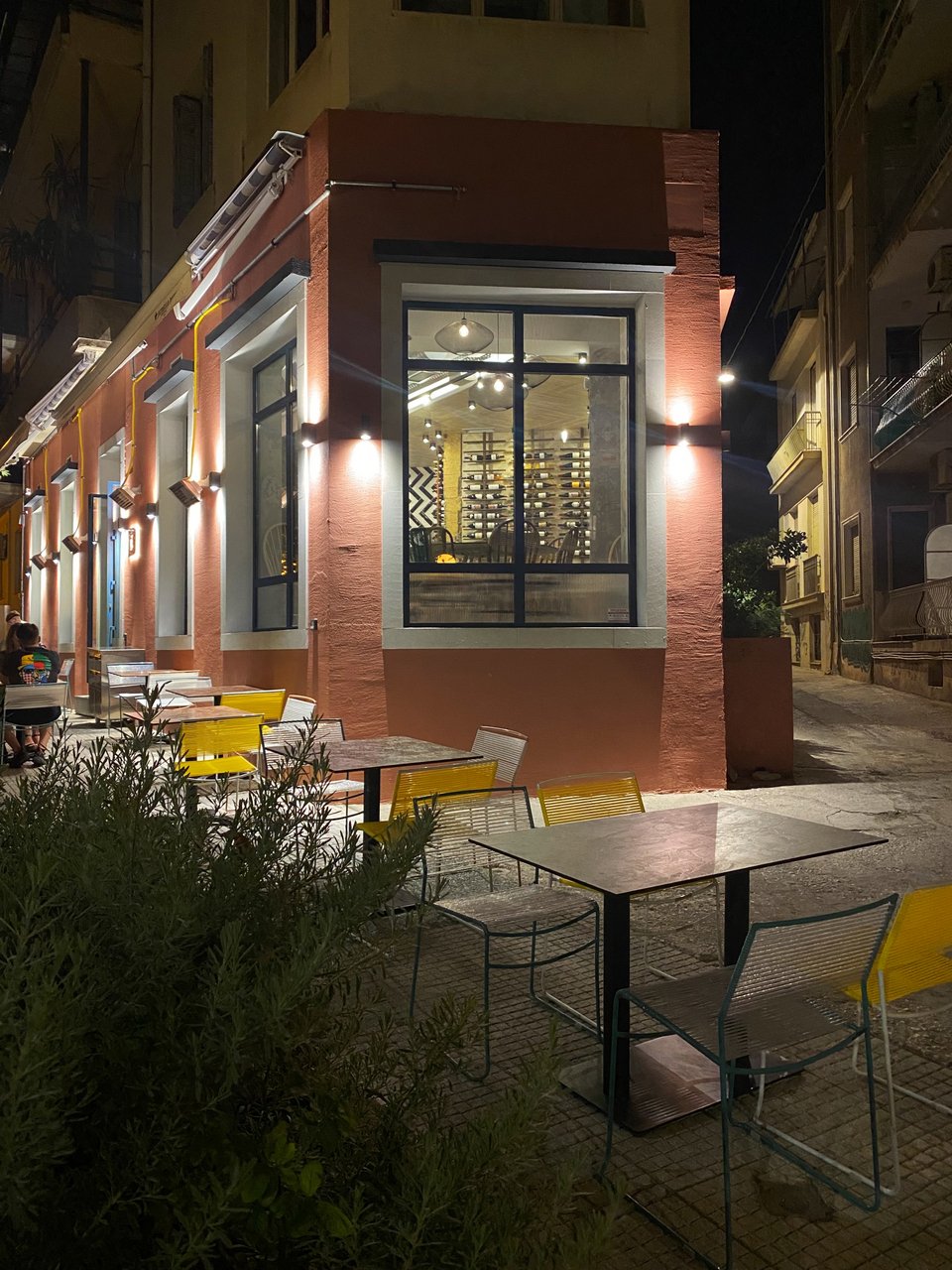 Το παλιό μπαρ που μεταμορφώθηκε σε μοντέρνο γαστροκουτούκι. 