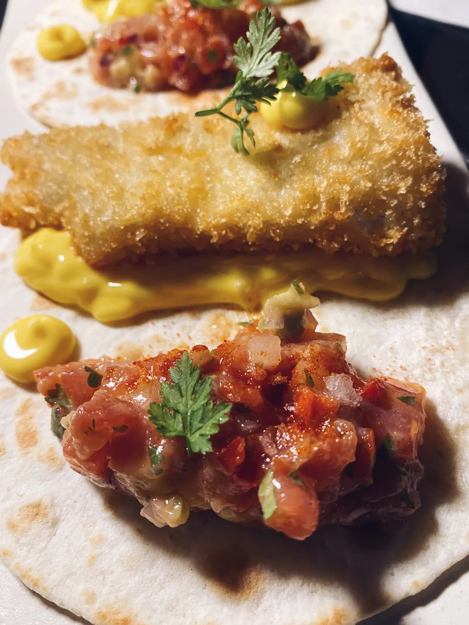 Taco μπακαλιάρου με μαγιονέζα σκόρδου, σαφράν και παντζάρι μαρινέ.