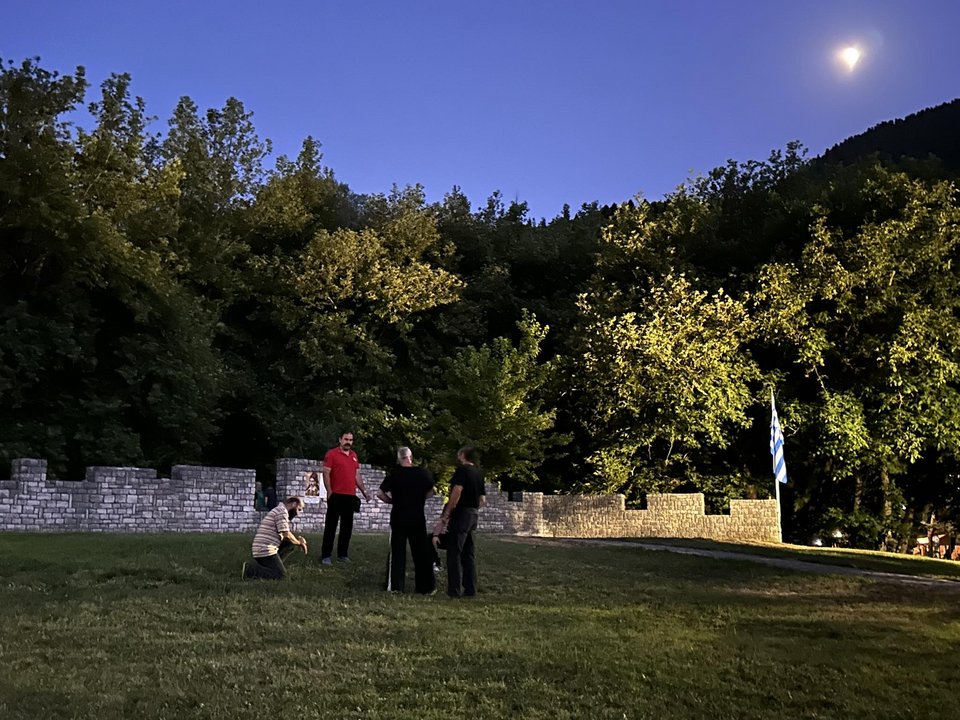 Πολίτες συμμετέχουν στην αναπαράσταση της μάχης